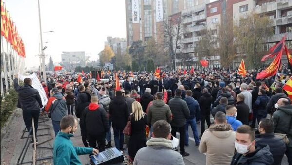 Građani ispred zgrade Vlade Severne Makedonije traže ostavku Zorana Zaeva. - Sputnik Srbija