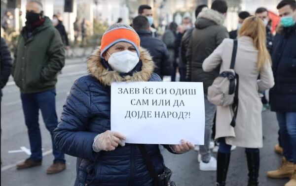 Једна од порука са протеста у Скопљу. - Sputnik Србија