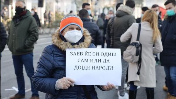 Једна од порука са протеста у Скопљу. - Sputnik Србија