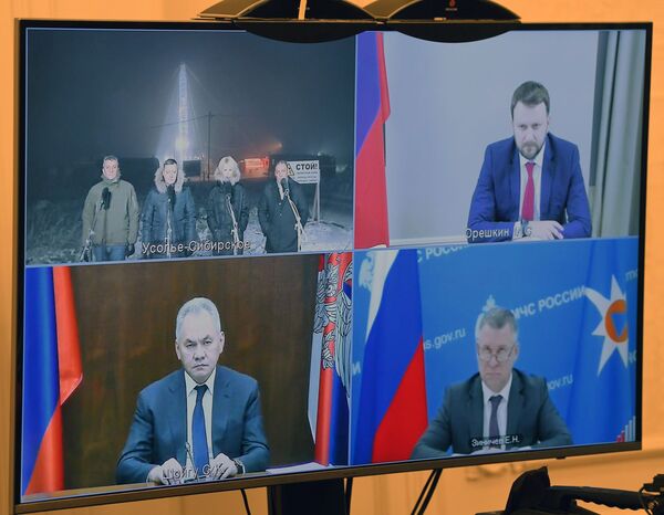 Путин прекорио чиновнике без капа: „Шта је с вама, минус 20 је, обуците се“ /видео/ Путин прекорио чиновнике без капа: „Шта је с вама, минус 20 је, обуците се“ /видео/ - Sputnik Србија