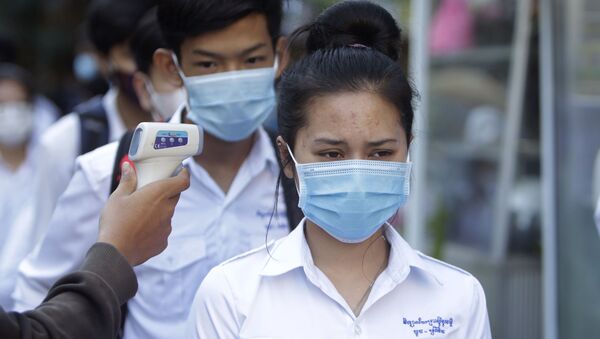 Мерење температуре ученицима у школи у Камбоџи у оквиру мера за заштиту од ковида - Sputnik Србија