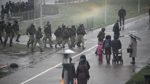 Припадници белоруске полиције на протесту у Минску - Sputnik Србија