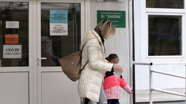 Жена са дететом испред ковид амбуланте ДЗ Савски венац  - Sputnik Србија