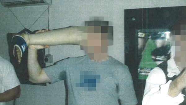 Аустралијски војник пије пиво из вештачке ноге која је припадала убијеном талибану. - Sputnik Србија