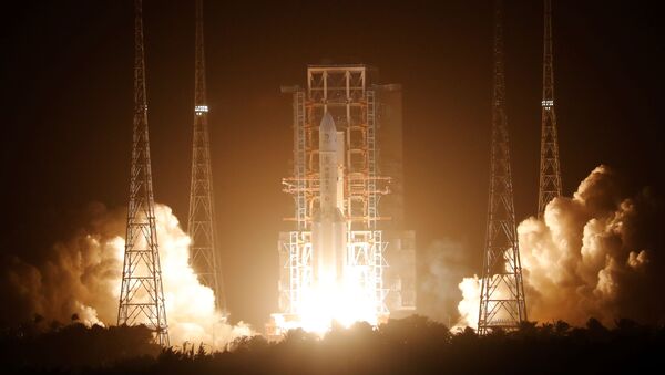 Raketa Long „Marč 5 I5“, koja nosi mesečevu sondu „Čang'e 5“, poleće iz svemirskog lansirnog centra u Venčangu u Kini - Sputnik Srbija