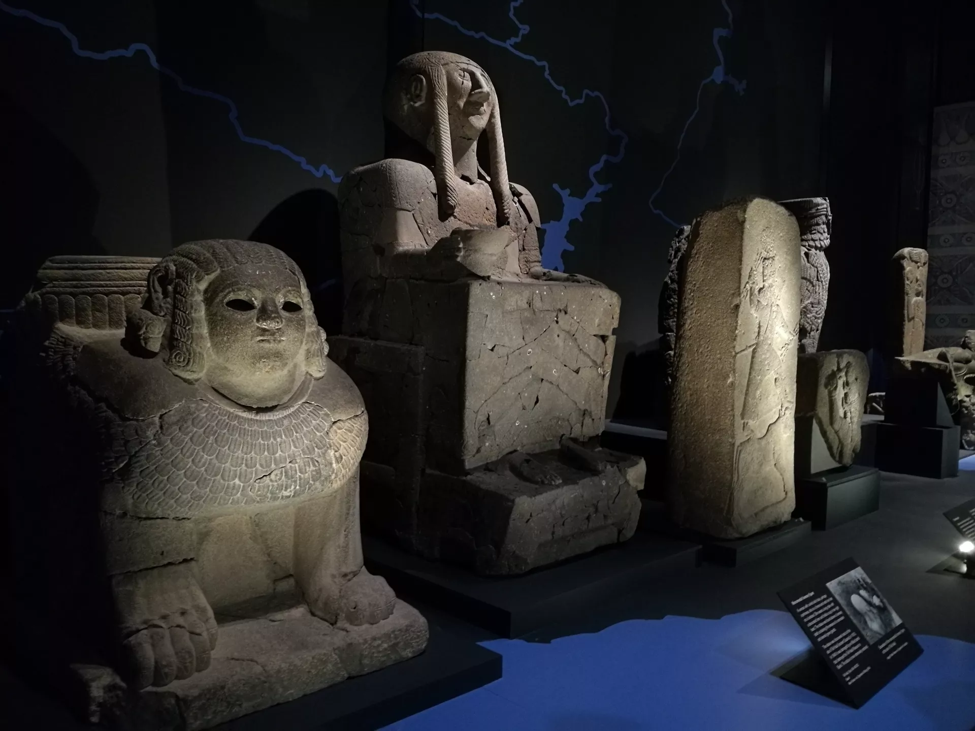 Statue na postavci „Ja sam Ašurbanipal“ u Britanskom muzeju u Londonu u Velikoj Britaniji. - Sputnik Srbija, 1920, 31.07.2025