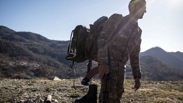Наоружани мушкарац у Келбаџарском рејону Нагорно-Карабаха - Sputnik Србија