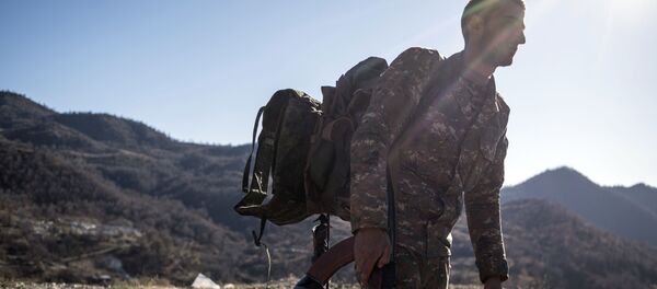 Naoružani muškarac u Kelbadžarskom rejonu Nagorno-Karabaha - Sputnik Srbija