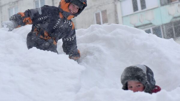Норилск: Деца се играју у снегу - Sputnik Србија