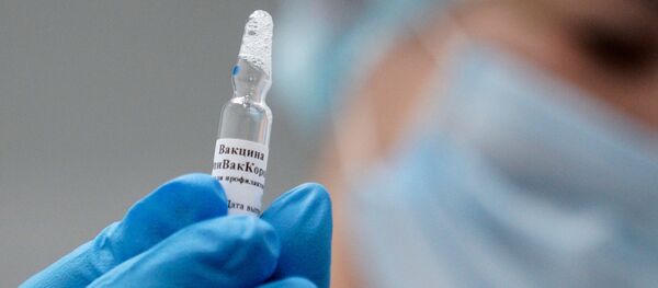 Medicinska sestra drži ampulu sa vakcinom protiv kovida 19 EpiVakKorona Medicinska sestra drži ampulu sa vakcinom protiv kovida 19 EpiVakKorona - Sputnik Srbija