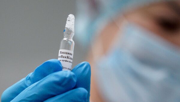 Медицинска сестра држи ампулу са вакцином против ковида 19 ЕпиВакКорона - Sputnik Србија