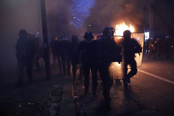 Нереди у Француској: Барикаде на улицама, аутомобили горе, полиција бацила сузавац /видео, фото/ - Sputnik Србија