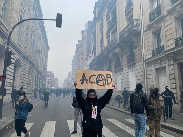 Нереди у Француској: Барикаде на улицама, аутомобили горе, полиција бацила сузавац /видео, фото/ - Sputnik Србија