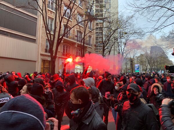 Нереди у Француској: Барикаде на улицама, аутомобили горе, полиција бацила сузавац /видео, фото/ - Sputnik Србија