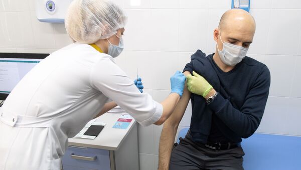 Пацијент прима вакцину против вируса корона - Sputnik Србија