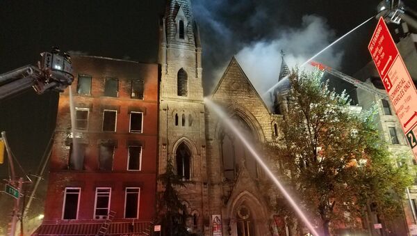 Crkva stara 128 godina na Menhetnu u Njujorku izgorela u požaru - Sputnik Srbija