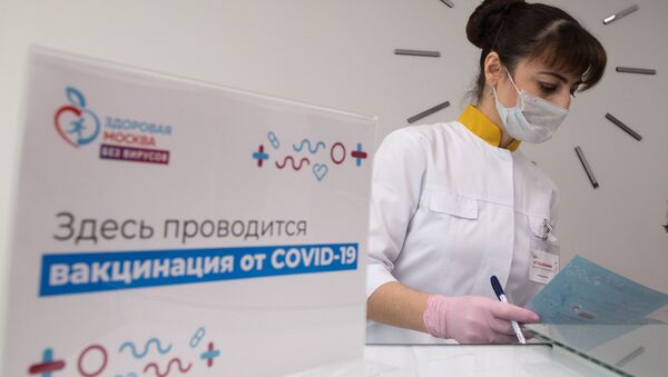 Медицинска сестра на пункту за вакцинацију против ковида у Москви - Sputnik Србија