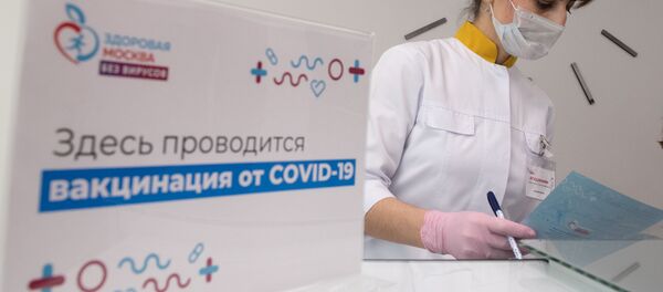 Medicinska sestra na punktu za vakcinaciju protiv kovida u Moskvi - Sputnik Srbija