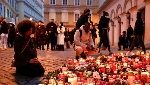 Građani pale sveće na mestu napada u Beču - Sputnik Srbija