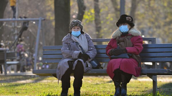 Žene sa maskom u parku - Sputnik Srbija