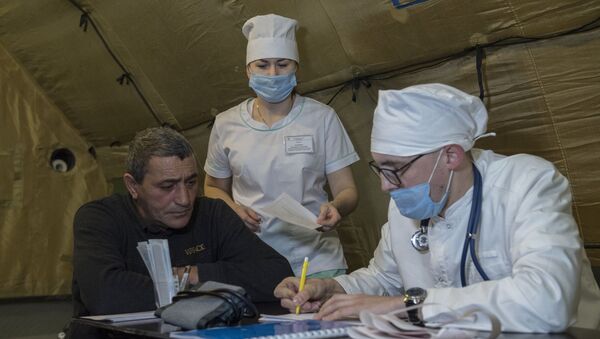 Lekari primaju pacijente u poljskoj bolnici u Stepanakertu u Nagorno-Karabahu - Sputnik Srbija