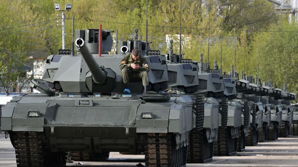 Колона тенкова Т-14 Армата пред пробу за Параду победе у Москви - Sputnik Србија