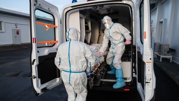 Lekari hitne pomoći dopremaju pacijenta u bolnicu za pacijente sa kovidom u Moskvi - Sputnik Srbija
