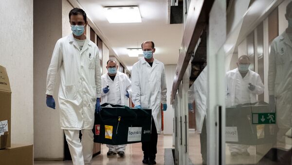 Laboratorijski pomoćnici nose vakcinu „Sputnjik Ve“  - Sputnik Srbija