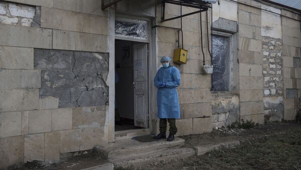 Lekar ruskih mirovnih snaga čeka pacijente u selu Ajgestan u Nagorno-Karabahu - Sputnik Srbija