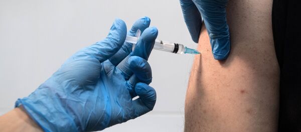 Медицинска сестра даје пацијенту вакцину против вируса корона Спутњик Ве (Спутник V) Медицинска сестра даје пацијенту вакцину против вируса корона Спутњик Ве (Спутник V) - Sputnik Србија