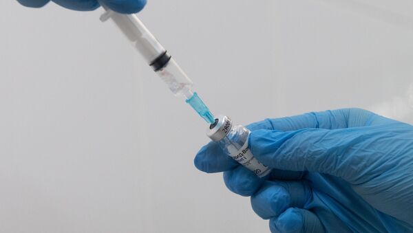 Медицинска сестра припрема вакцину против ковида - Sputnik Србија