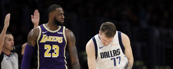 Леброн Џејмс и Лука Дончић Леброн Џејмс и Лука Дончић - Sputnik Србија