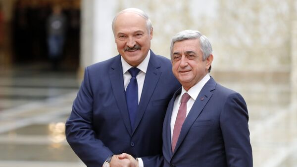 Predsednik Belorusije Aleksandar Lukašenko i predsednik Jermenije Serž Sargsjan 2017. godine - Sputnik Srbija