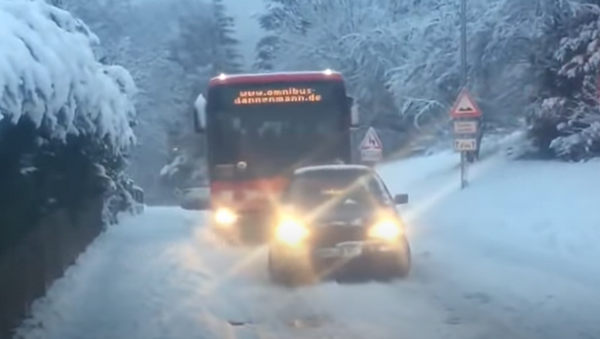 „Голф“ извлачи аутобус који се заглавио у снегу - Sputnik Србија