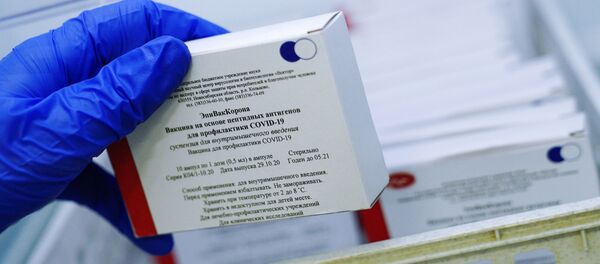 Kutija sa ampulama vakcine protiv kovida EpiVakKorona - Sputnik Srbija