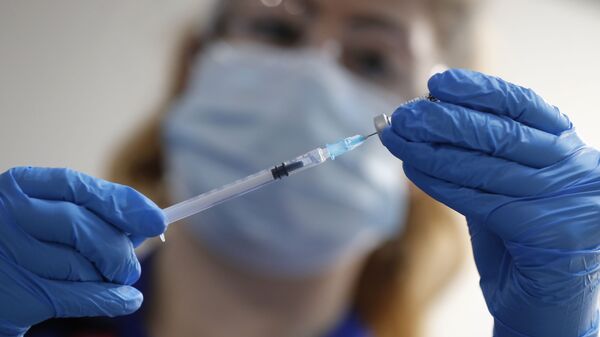 Припреме за давање Фајзер-Бајонтек вакцине против вируса корона у Великој Британији - Sputnik Србија