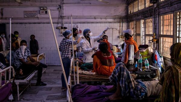 Медицинско особље лечи пацијенте на одељењу за хитне случајеве у Индији - Sputnik Србија