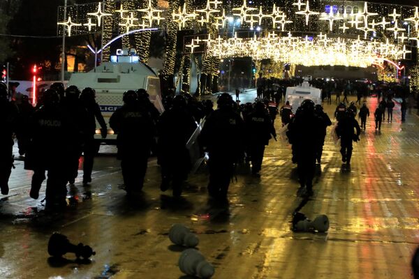 Нереди у Албанији: Бачен сузавац, полиција користила водене топове, оставка министра /видео, фото/ Нереди у Албанији: Бачен сузавац, полиција користила водене топове, оставка министра /видео, фото/ - Sputnik Србија