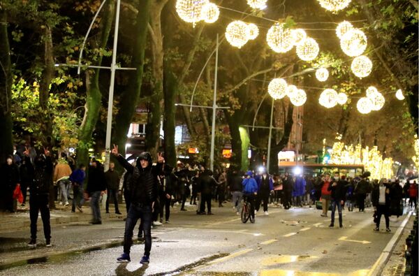 Нереди у Албанији: Бачен сузавац, полиција користила водене топове, оставка министра /видео, фото/ Нереди у Албанији: Бачен сузавац, полиција користила водене топове, оставка министра /видео, фото/ - Sputnik Србија