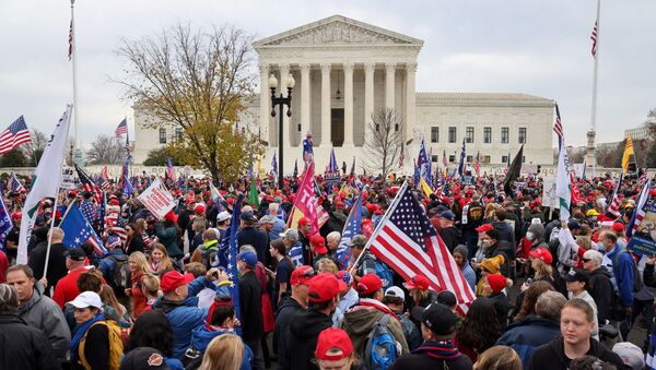 Protest pristalica Donalda Trampa ispred Vrhovnog suda SAD u Vašingtonu. - Sputnik Srbija