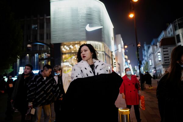 Људи се шетају главном шопинг зоном скоро годину дана након избијања пандемије у месту Вухан, провинција Хубеј, Кина, 7. децембра 2020. - Sputnik Србија
