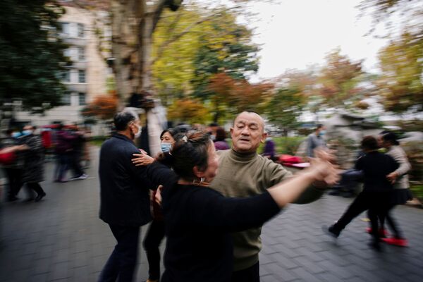 Плесање у парку скоро годину дана након избијања пандемије у месту Вухан, провинција Хубеј, Кина, 7. децембра 2020. - Sputnik Србија
