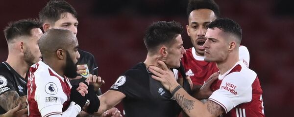 Granit Džaka hvata za gušu protivničkog fudbalera - Sputnik Srbija