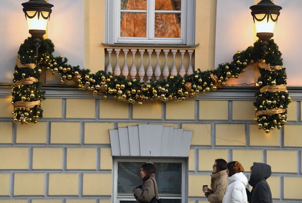 Новогодишњи украси на фасади зграде на Тверском булевару у Москви. - Sputnik Србија