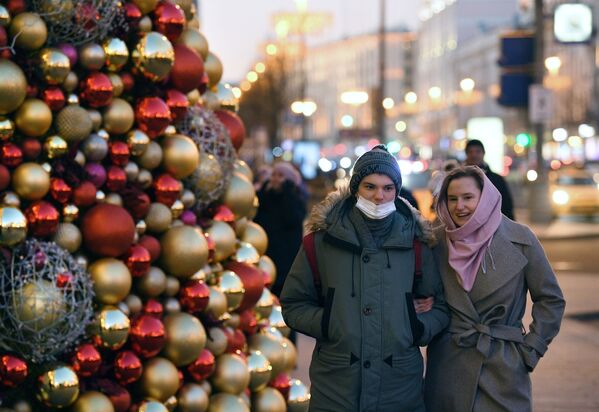 Пролазници поред новогодишње јелке испред Скупштине града Москва на Тверској улици у Москви.  - Sputnik Србија