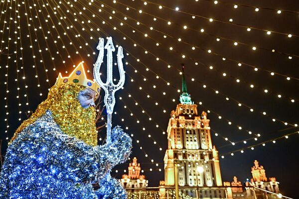 Новогодишње осветљење на кеју Тарас Шевченко у Москви, фигура Посејдона.  - Sputnik Србија