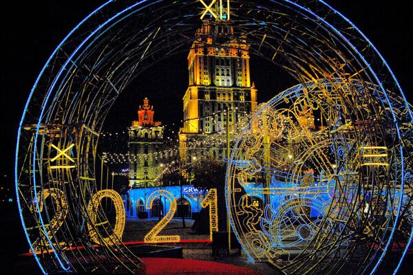 Novogodišnje osvetljenje u obliku obrisa velike kugle na keju Tarasa Ševčenka u Moskvi. - Sputnik Srbija