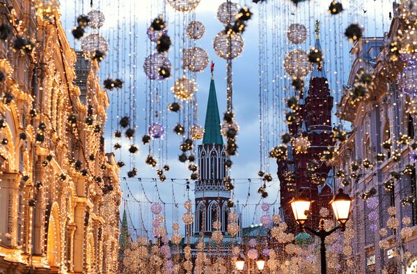 Поглед на Никољску башњу Кремља у Москви кроз новогодишње украсе на Никољској улици.  - Sputnik Србија