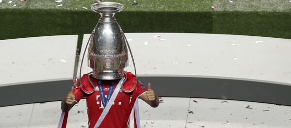 Фудбалер Бајерна са трофејом Лиге шампиона - Sputnik Србија