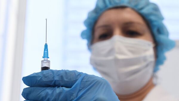 Medicinska sestra priprema vakcinu Gam-KOVID-Vak protiv virusa korona - Sputnik Srbija